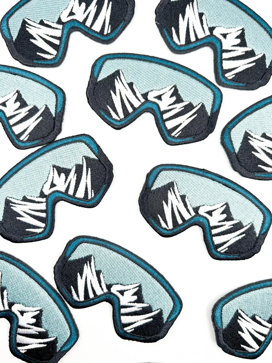 Field Trip Threads - Vente Écusson - Écusson thermocollant brodé lunettes de ski avec montagnes enneigées3