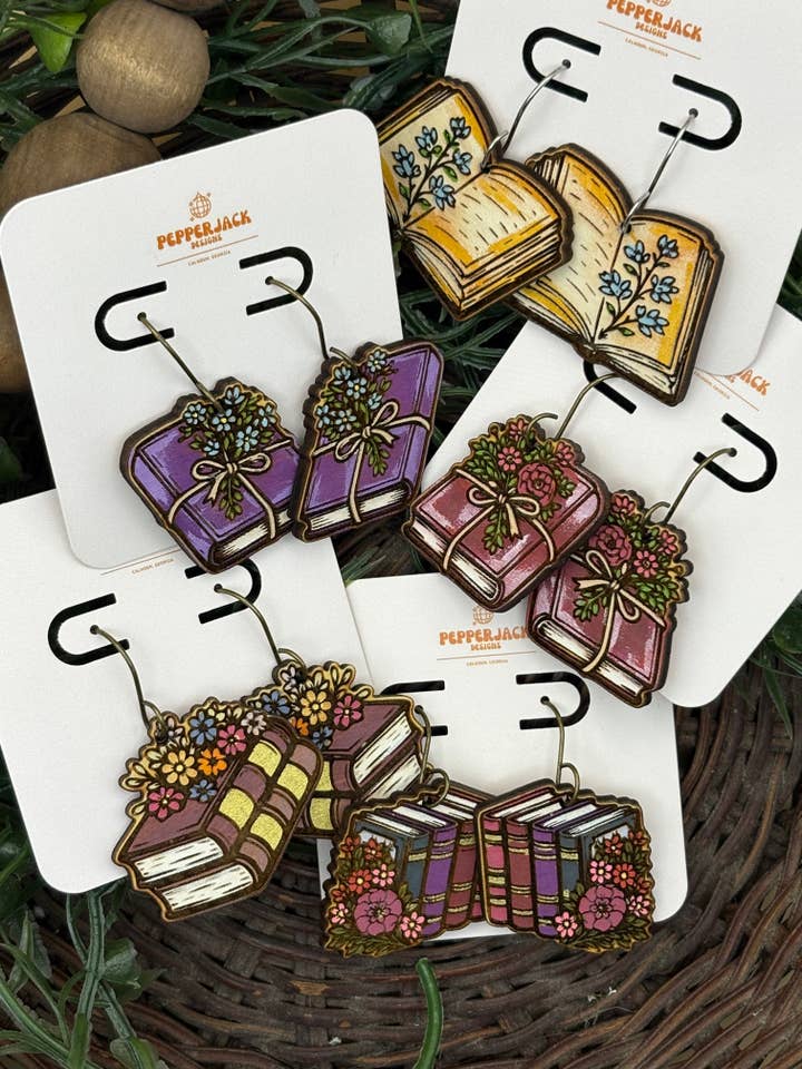 Boucles d'oreilles Livres et Fleurs pour la vente par PepperJack Designs