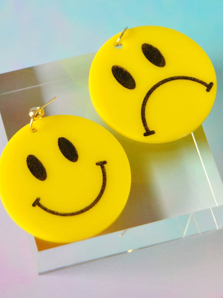 Orecchini Moody Smiley per la vendita all'ingrosso da parte di Rebel Disco Designs