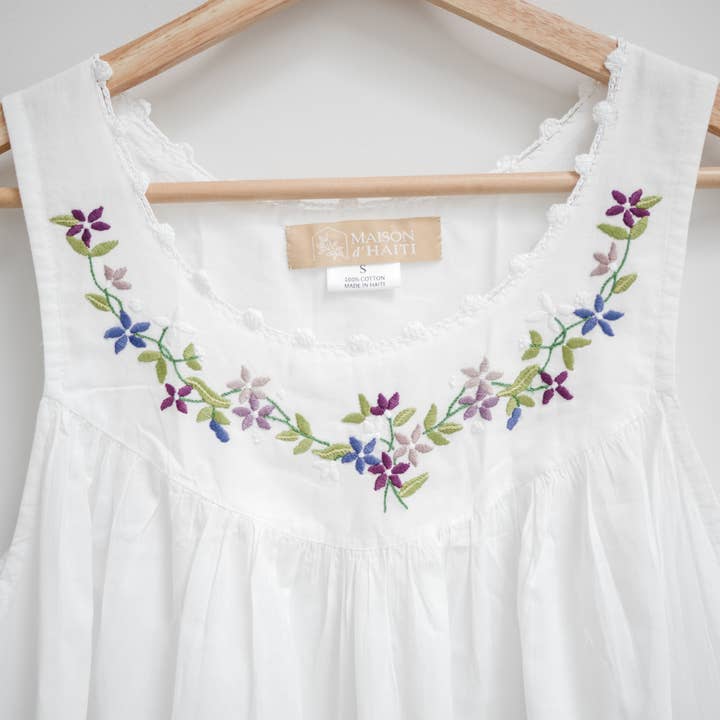 Geborduurde Katoenen Nachtjapon - Paarse Bloemenprint voor wholesale door Maison d' Haiti