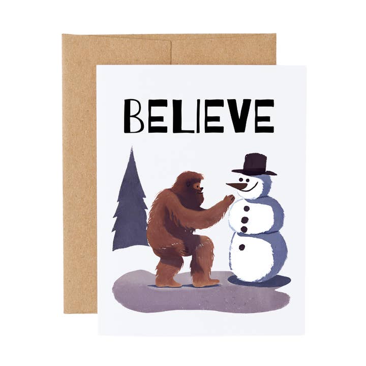 Bigfoot bygger en snögubbe julkort för wholesale av Cryptic Paper Co.