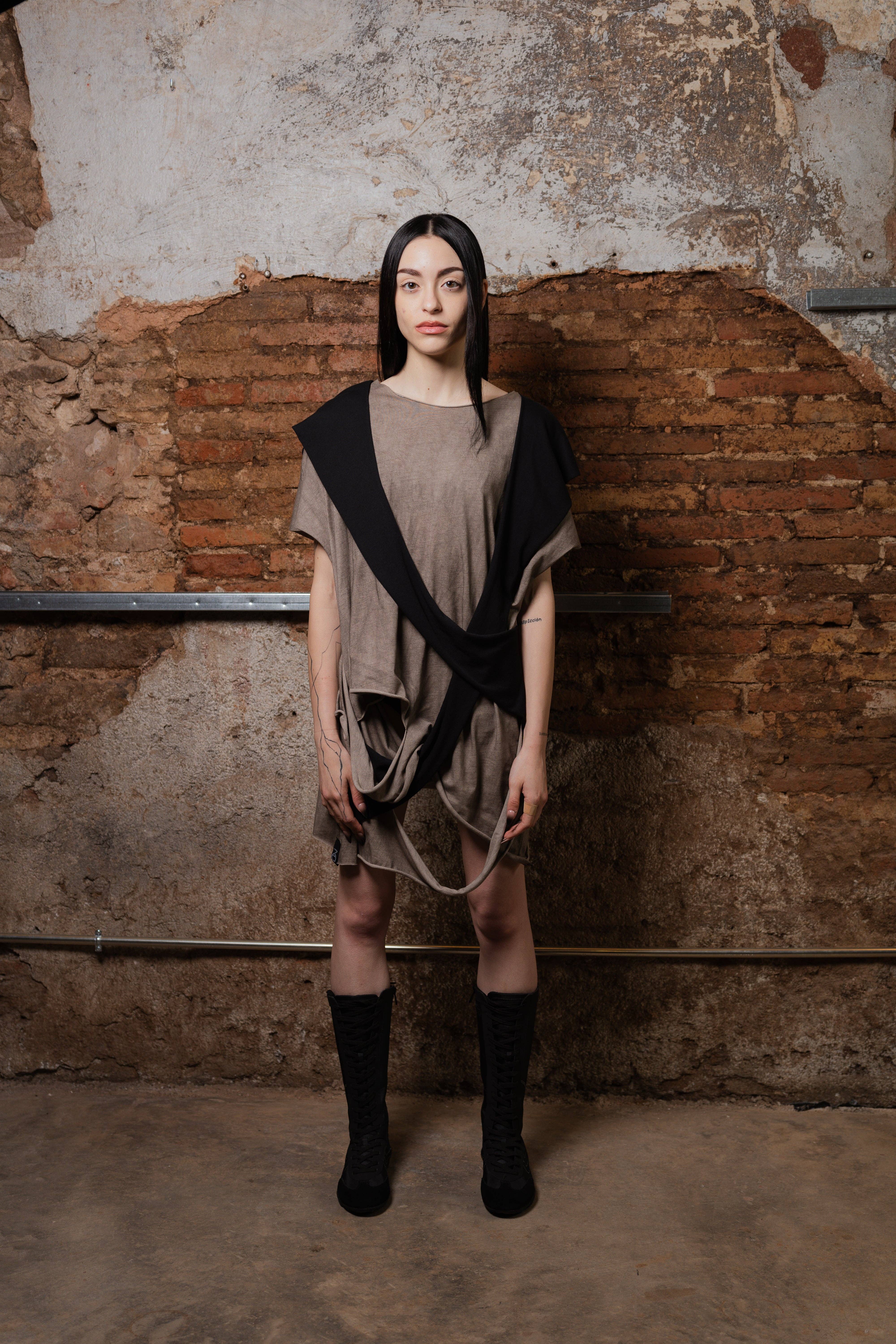 Black Camiseta de Capas Transformable Wave for wholesale on Faire5