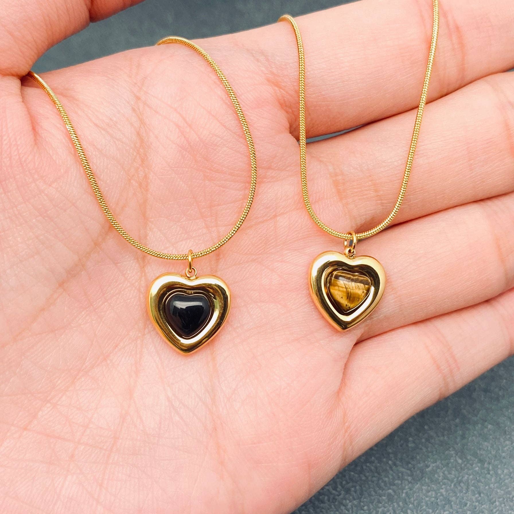 Mio Queena - Vente Colliers à pendentif - Collier en acier inoxydable doré avec breloque en forme de cœur en pierre - FGS2