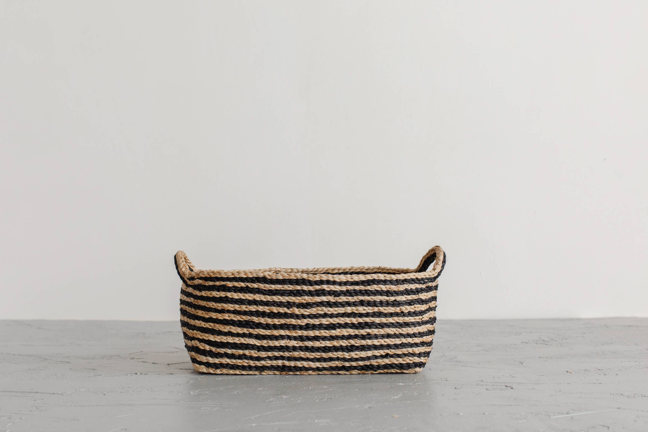 Will & Atlas – wholesale Prydnadsbricka – Rektangulär brickkorg, jute - randig2