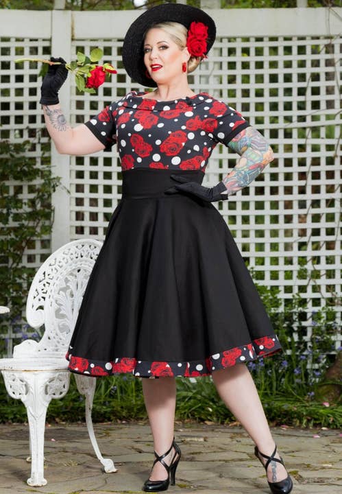 Darlene Retro Swing klänning i svart/röd ros & prickar för wholesale av Dolly & Dotty