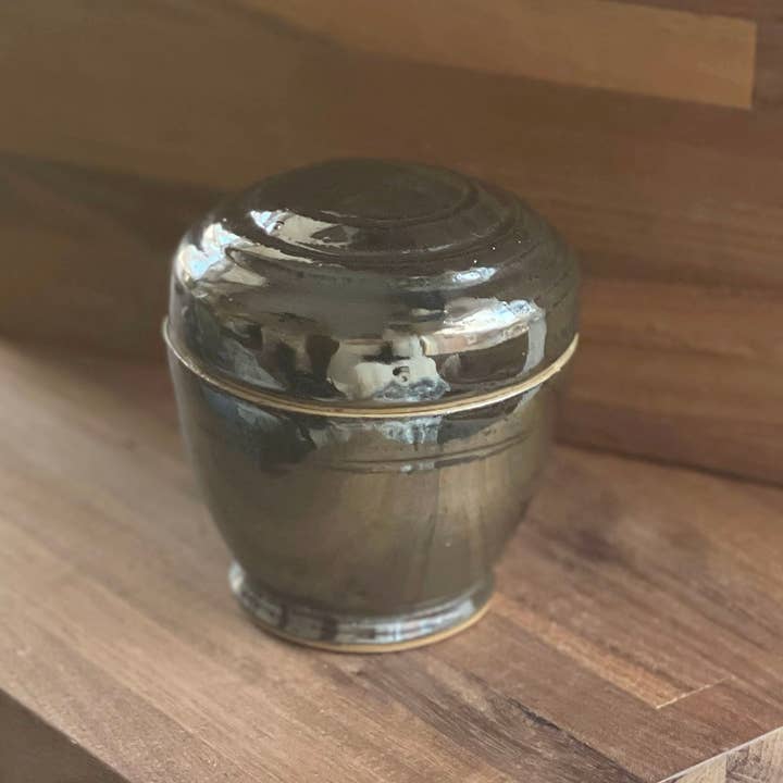 Reflecterende voorraadpot van bronzen aardewerk met deksel. voor wholesale door Chrys' Porcelain