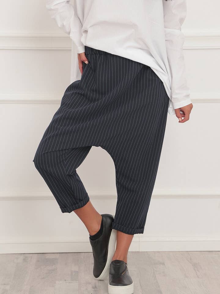 Pantalones elegantes con entrepierna corta y entallada en la entrepierna: |pegau| para venta al por mayor de ADEPTT