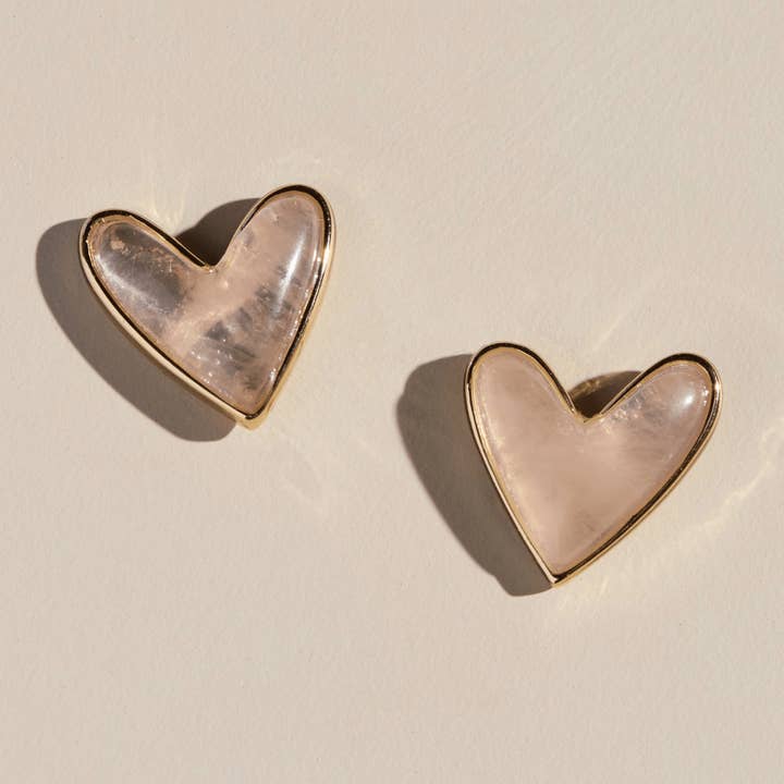 Rosenquarz Herzchen Ohrstecker für den Großhandel von Nickel and Suede