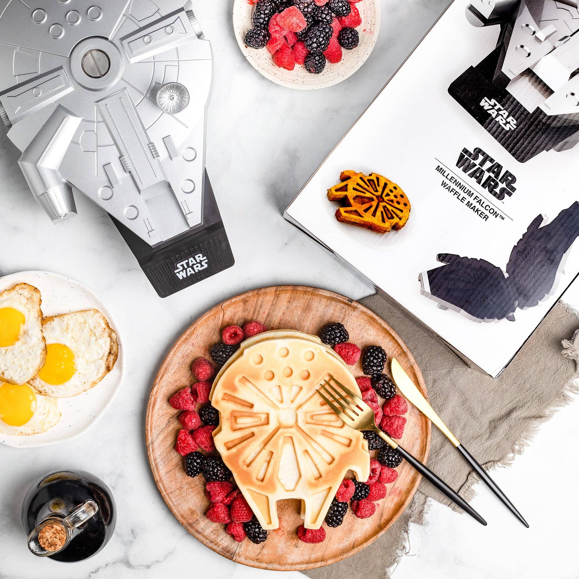 Uncanny Brands - Wholesale Kitchen Appliance - Uncanny Brands Star Wars Deluxe Millennium Falcon Waffle Maker1