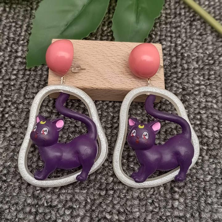 YK - Charm-Ohrringe mit Cartoon-Motiv, Mond und Katze, lila für den Großhandel von Mio Queena