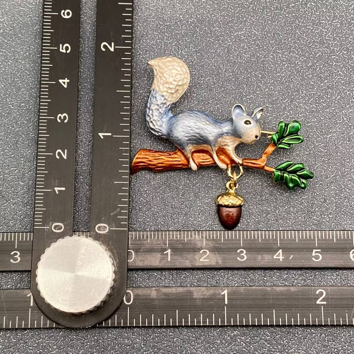 Mio Queena - Wholesale Brooch - Enamel Squirrel Picking Nut Brooch4
