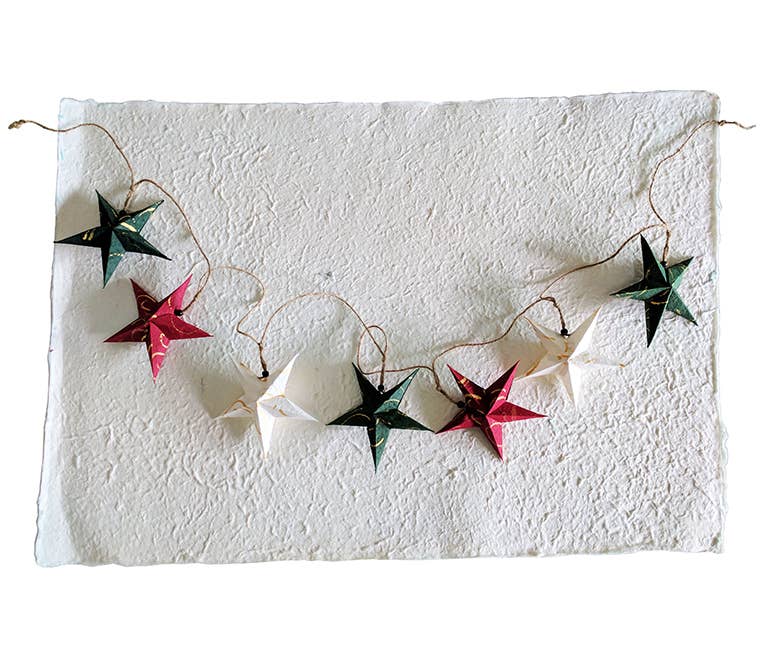 Thai Village – Engroshandel Guirlande – Girlander med stjerner af morbærpapir i grøn, rød og hvid