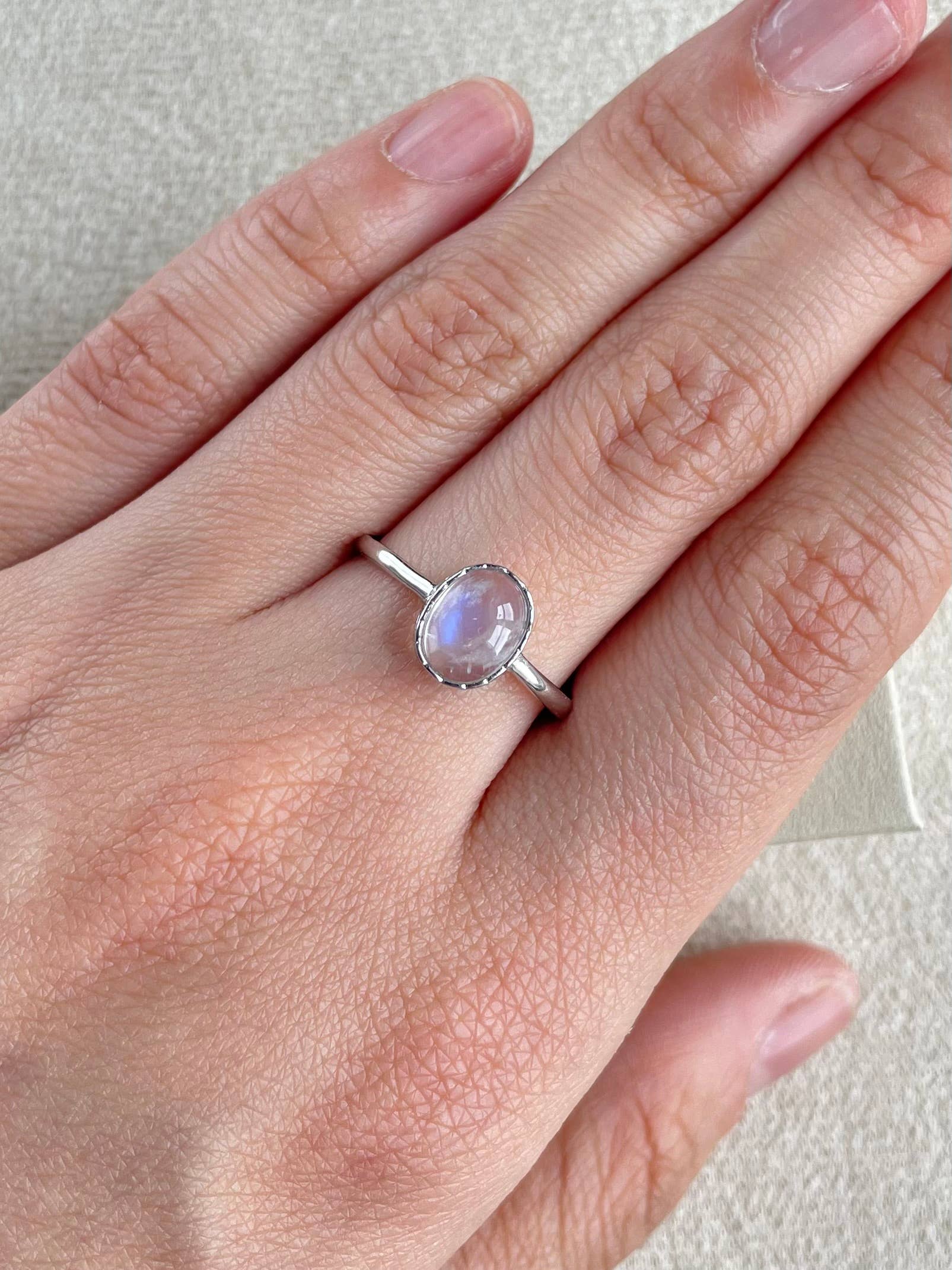 With Extraordinary Grace - Vendita all'ingrosso Anelli con pietra singola/solitario - Anello regolabile in argento sterling con pietra di luna1