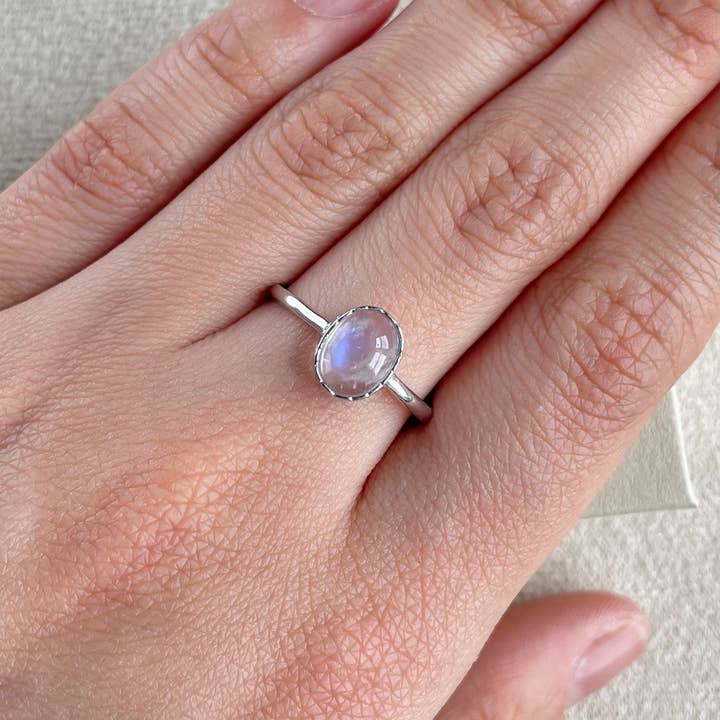 With Extraordinary Grace - Vendita all'ingrosso Anelli con pietra singola/solitario - Anello regolabile in argento sterling con pietra di luna1