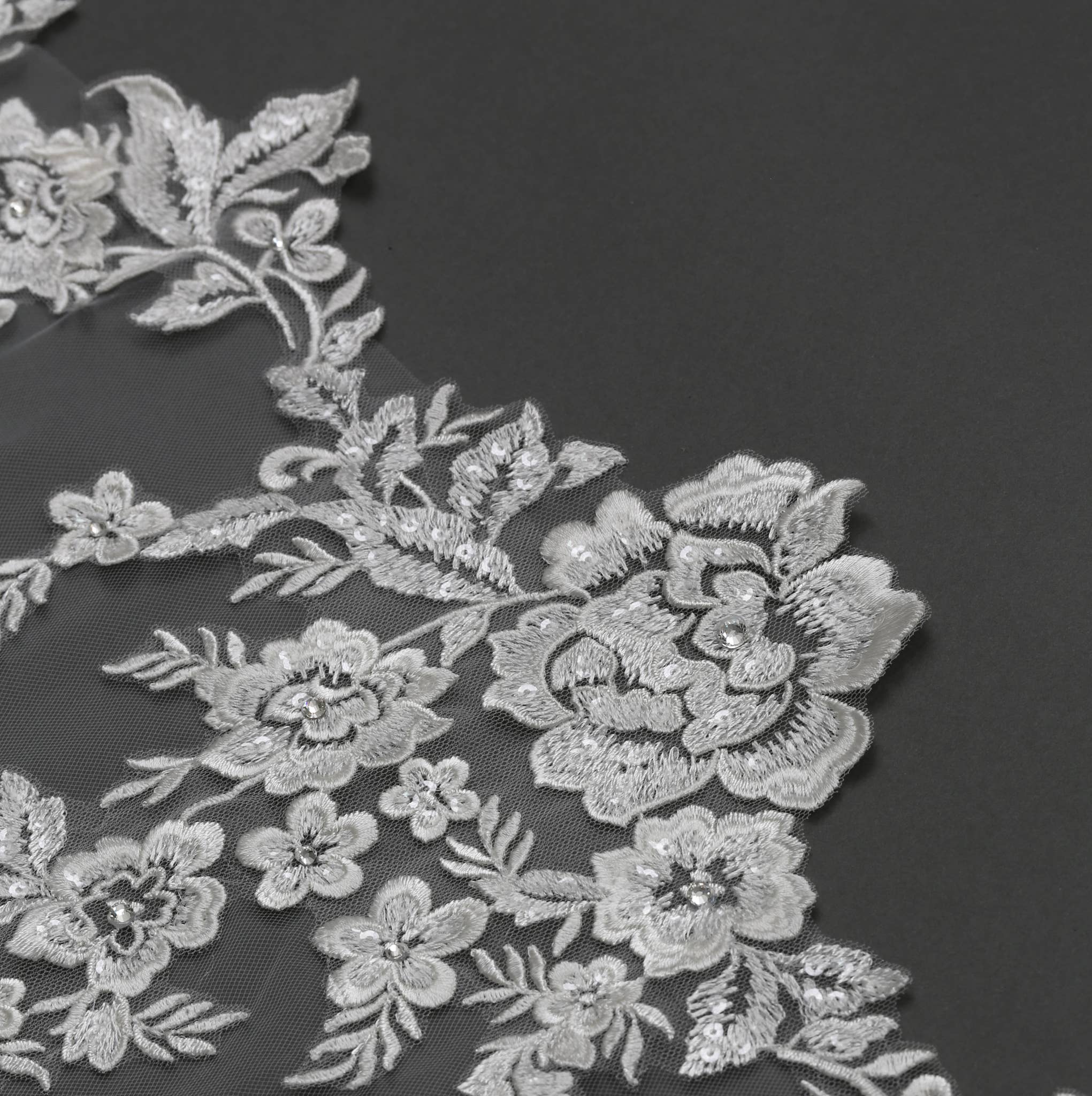 Farinosa Bridal – Großhandel Schleier – Damen – FS6221-AC Florales besticktes Spitzen-Brautkleid Engelschnitt 108"5