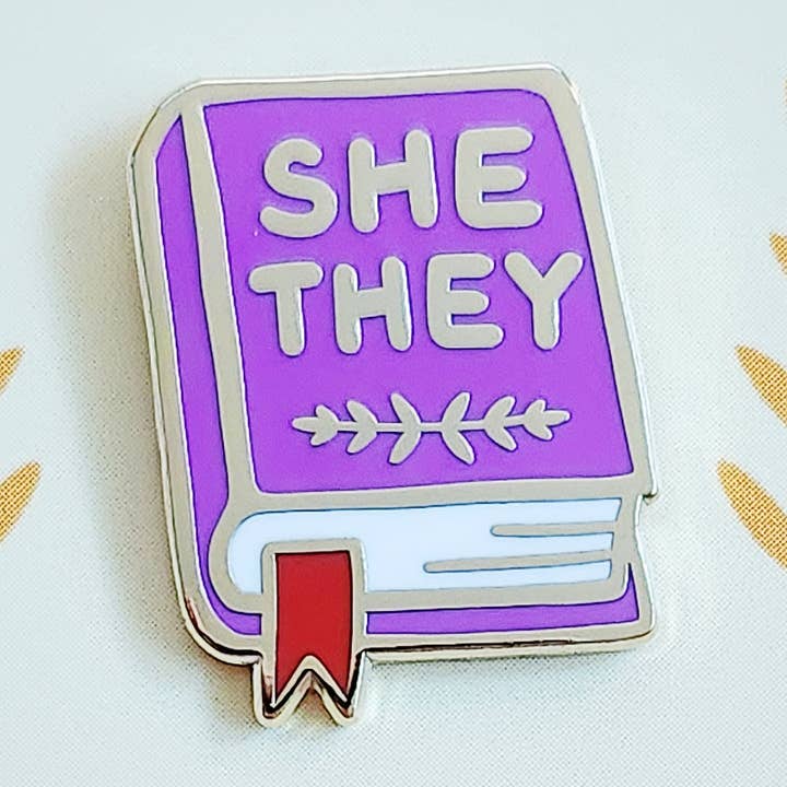 misomomo - Wholesale Lapel Pin/Button - Pronoun Book Pin - she/they0
