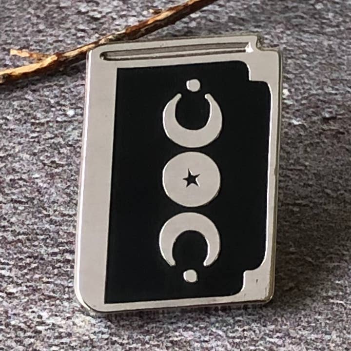 Épinglette en émail Mini Spell Book, épingle d'Halloween pour la vente par Anita Ivancenko