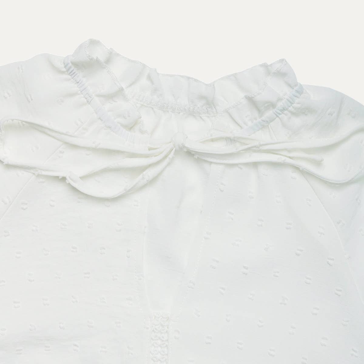 Wit Dromerige witte gehaakte kanten top met Zwitserse stippen en strikceintuur voor groothandel op Faire2