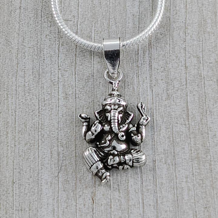 Pendentif Ganesha Assis en Argent Sterling pour la vente par The Green Gecko