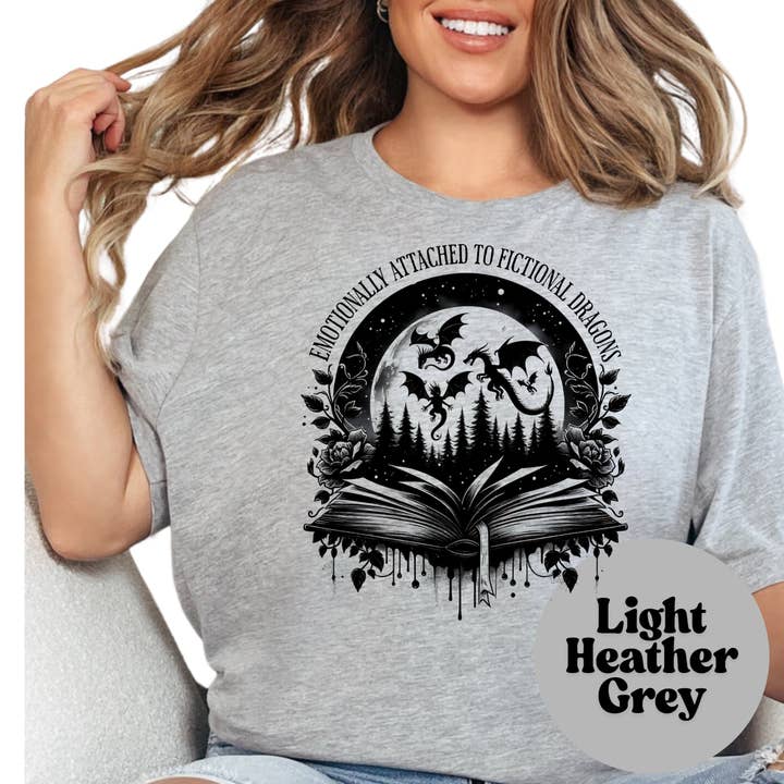 Camiseta Emocionalmente Apegado a Dragones Ficticios – Camiseta para Amantes de Libros de Fantasía – Camiseta de Lector de Dragones Oscuros – Camiseta Gráfica Literaria – Camiseta de Regalo Romántico de Fantasía para venta al por mayor de Purely Bookish