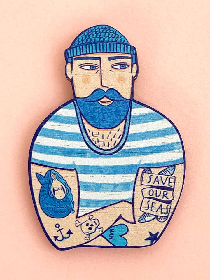 Broche de marin tatoué en bois pour la vente par Su Owen