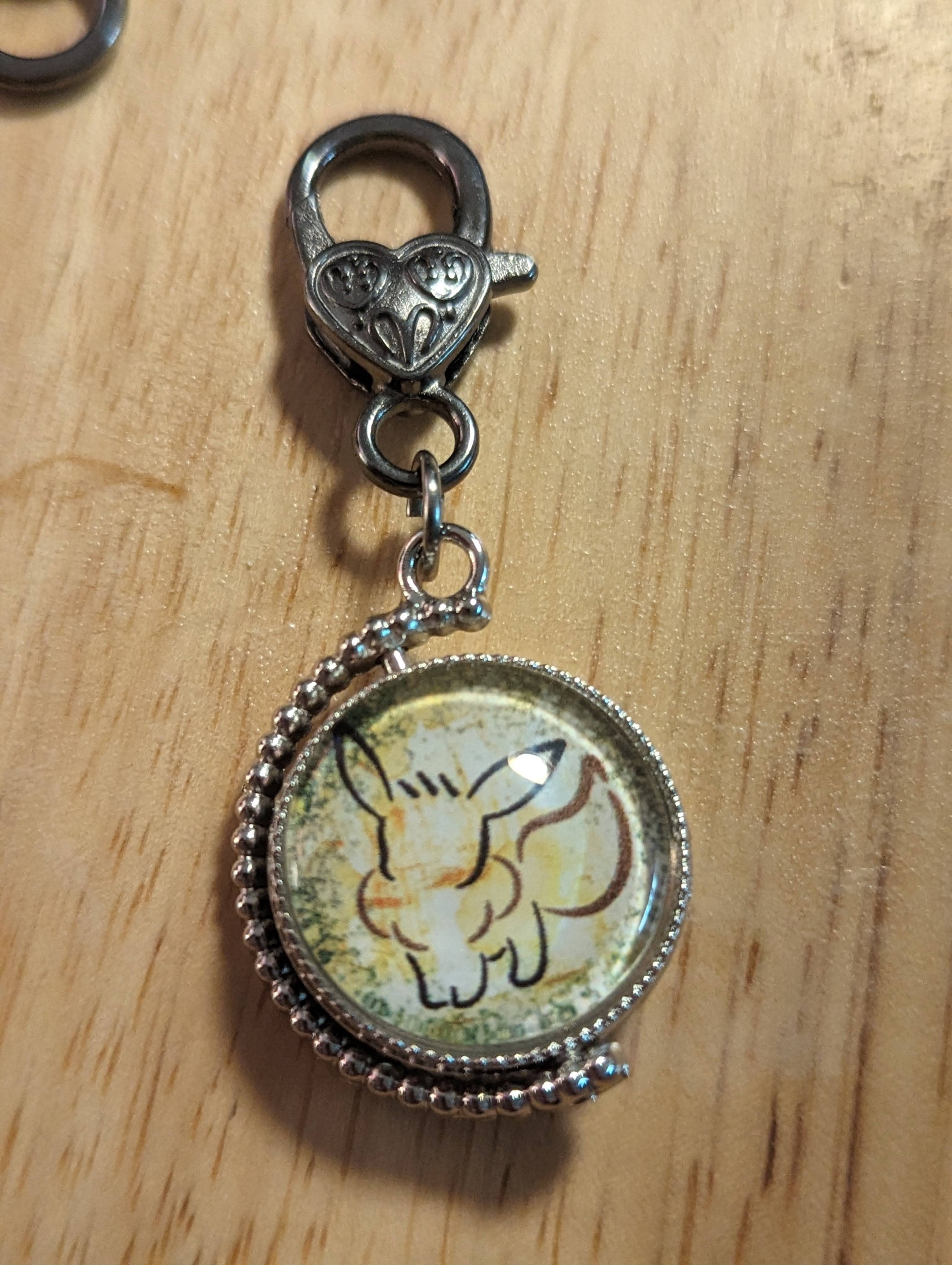 Con-Quest Crafts – Engroshandel Nøglering - Unisex – Dobbeltsidet Pokémon-inspireret fidget-charms nøglering4