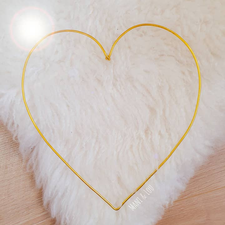 Cœur en fil doré pour la vente par Mani et Lou
