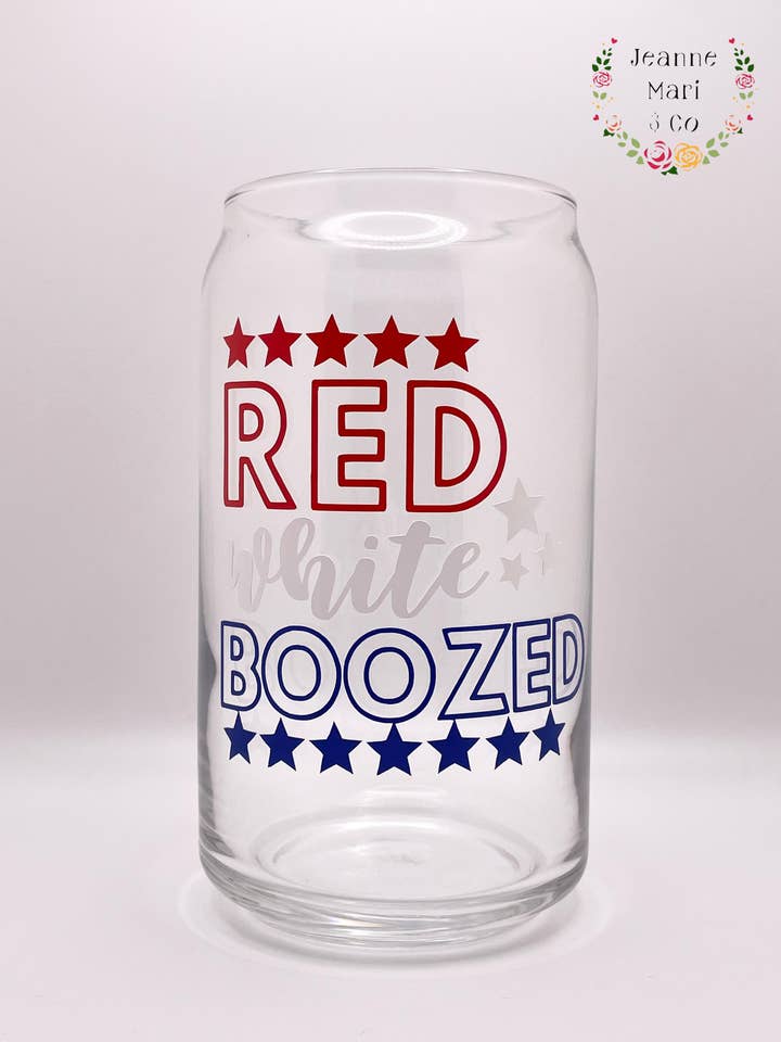 Tasse en verre Patriotic Can rouge, blanche et alcoolisée, avec paille/couvercle pour la vente par Jeanne Mari & Co