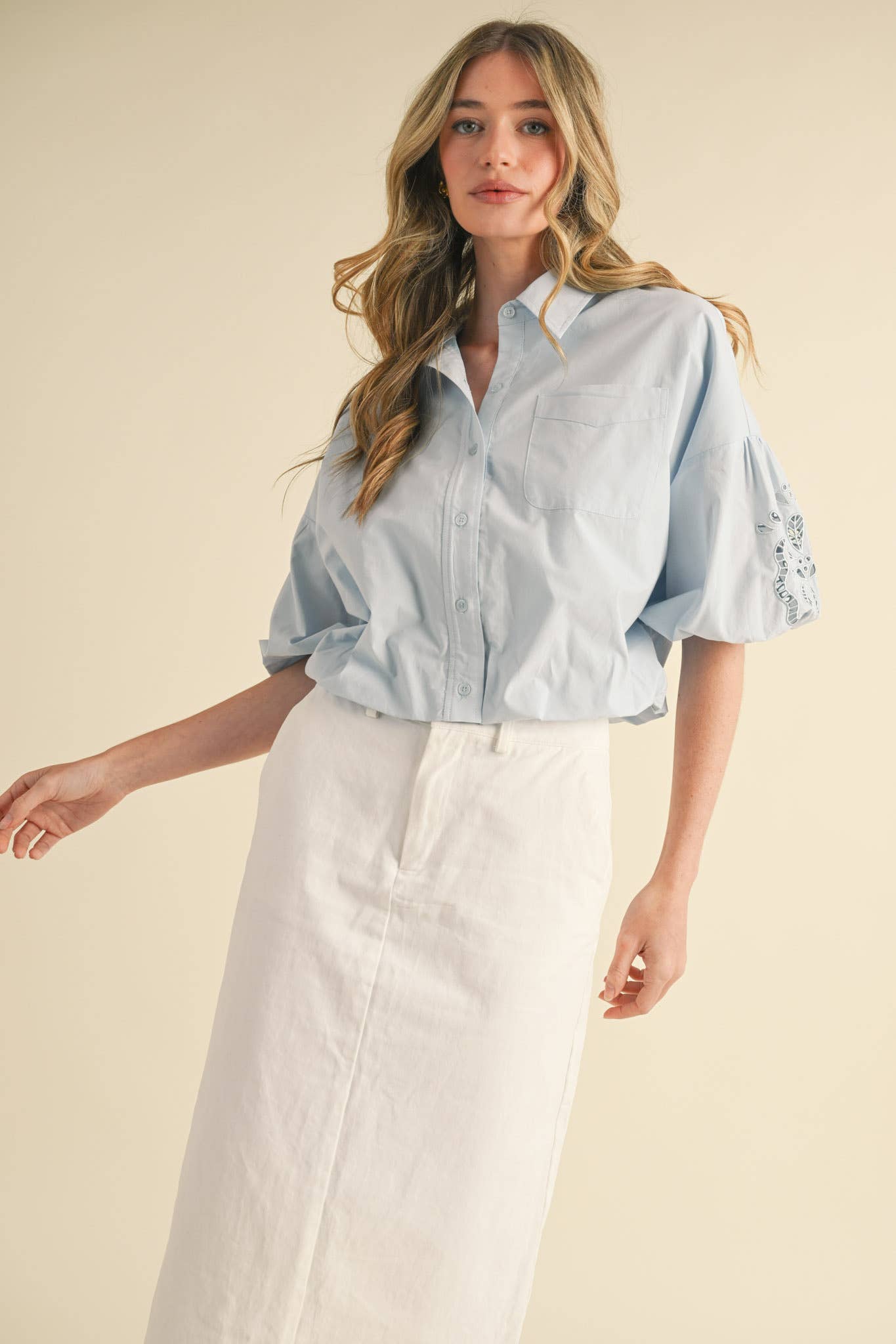 &MERCI – Engroshandel Skjorte med buttondown – til kvinder – UDSKÅRET BRODERET BOBLEÆRME TOP MTP38357