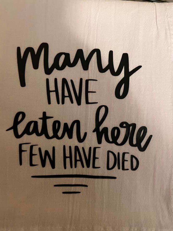 MOLTI HANNO MANGIATO QUI POCHI SONO MORTI - ASCIUGAMANO per la vendita all'ingrosso da parte di Bearded Bird Apparel