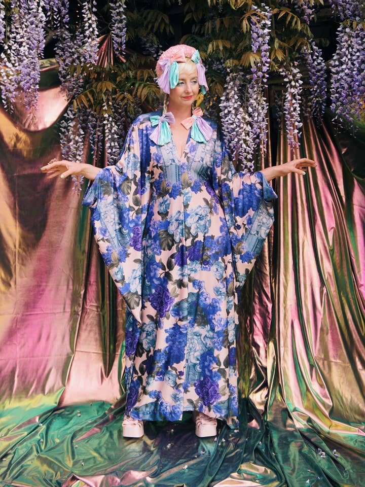 Robe caftan à col en V Rose Bleue pour la vente par Fumbalinas