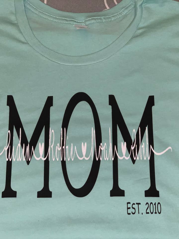 T-shirt personnalisé pour maman pour la vente par WebbLynn Design LLC.