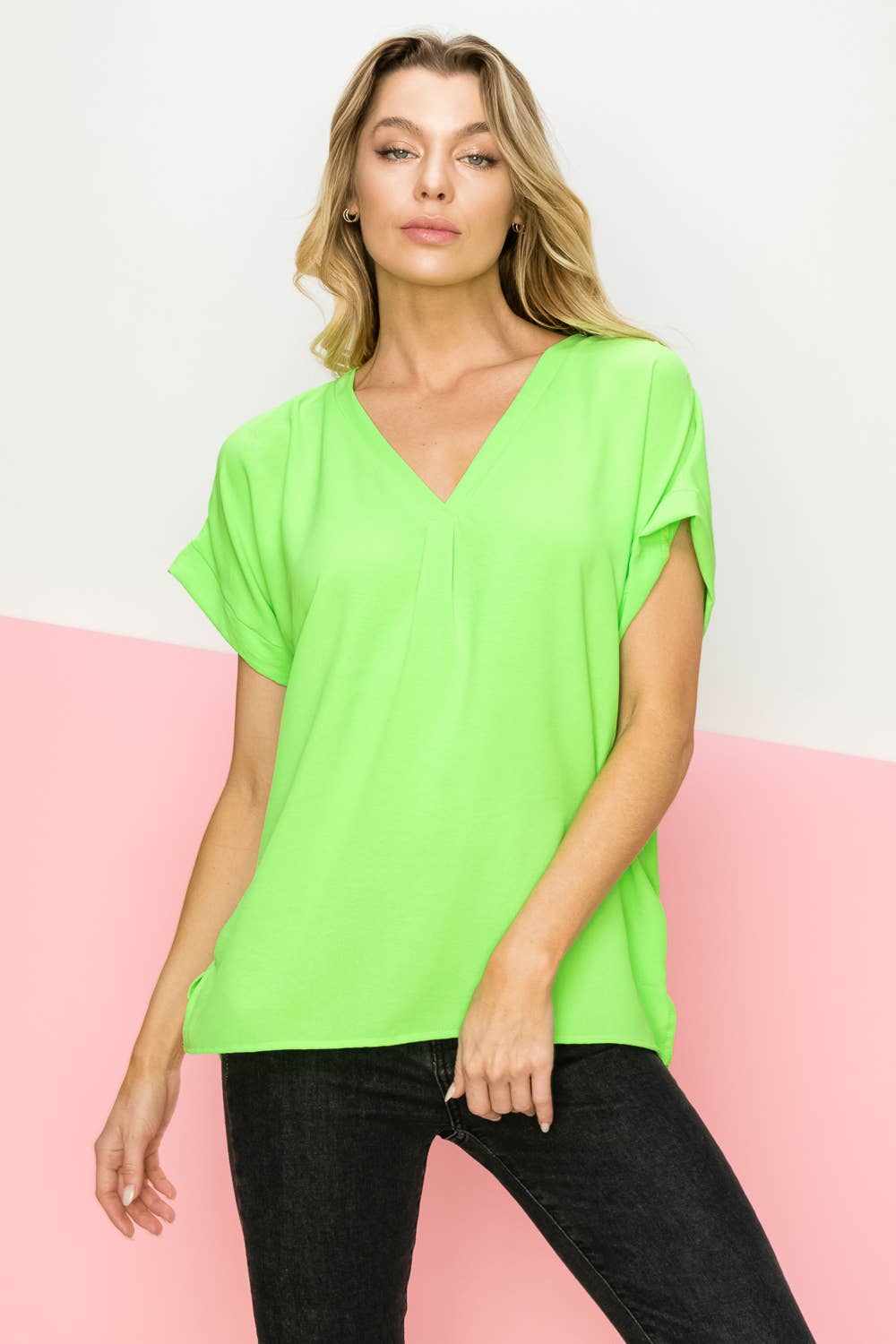 FSL Apparel - Vendita all'ingrosso Camicetta - Donna - ST3280 - TOP IN TESSUTO CON SCOLLO A V A MANICA CORTA, VESTIBILITÀ COMODA 3