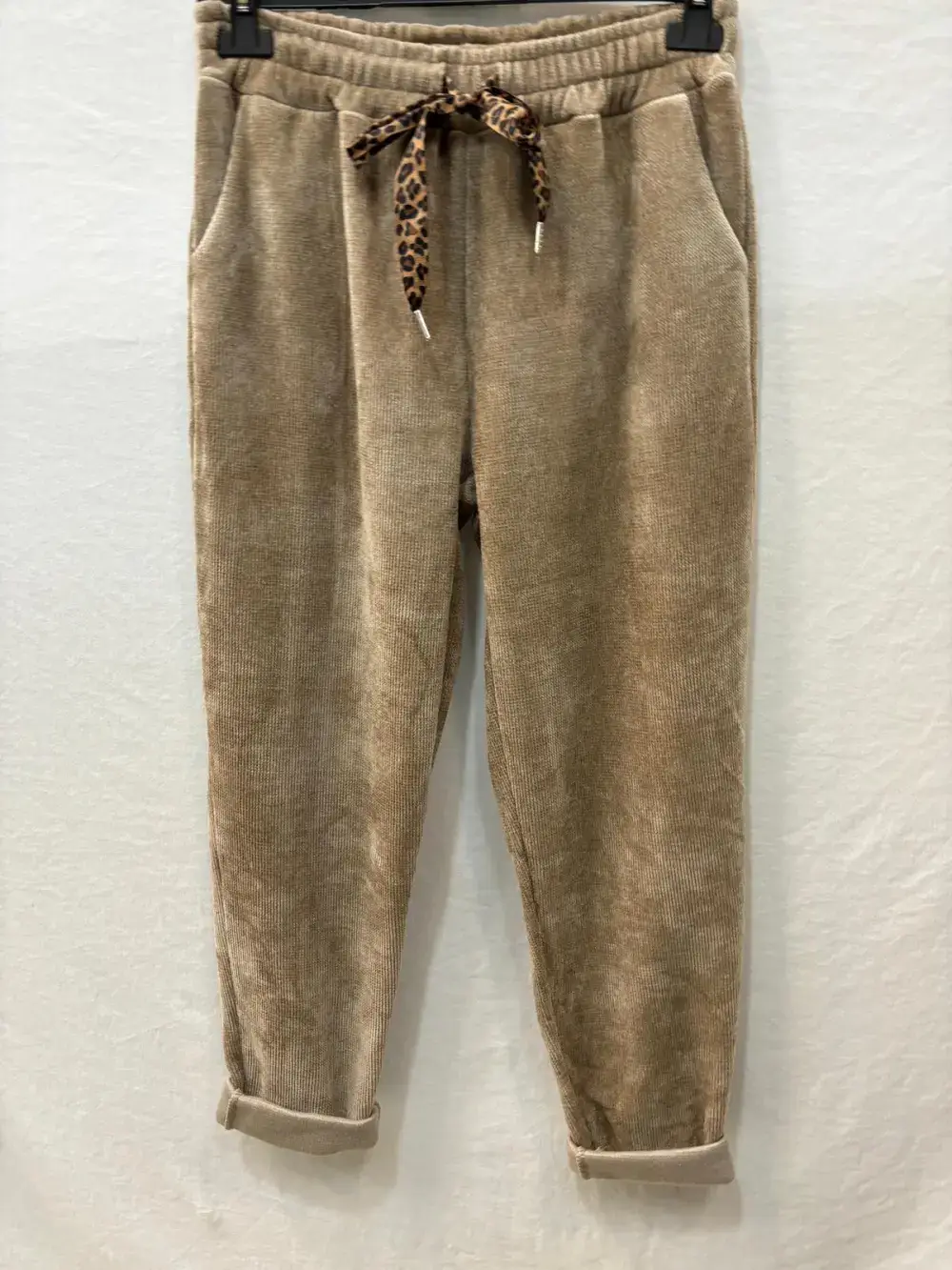 Mimi & Gogo – Engroshandel Loungesweatpants/jogginbukser – til kvinder – Velour joggingbukser med leopardsløjfe11