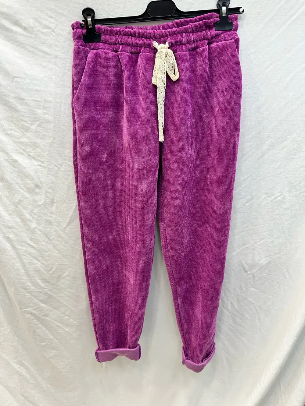 Mimi & Gogo – wholesale Mjukis- och joggingbyxor – Dam – Velour joggingbyxor med spets och resår i midjan, två fickor, one size för storlek 36–420