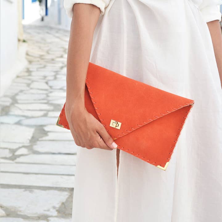 ANA KOUTSI – Großhandel Clutch – Damen – Symmetria Soft-Cluth in Koralle2