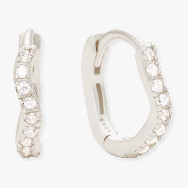 Créoles pavées de cristaux en forme de vague en argent pour la vente par LEA Jewels