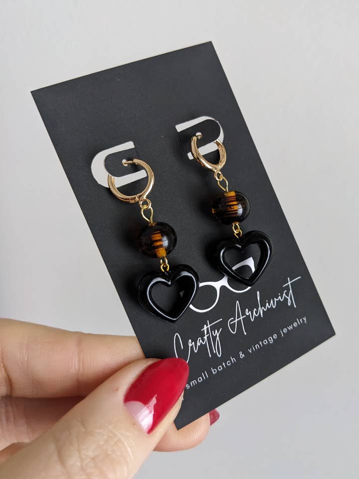 Brincos com contas listradas de âmbar e corações pretos vintage por atacado de Crafty Archivist