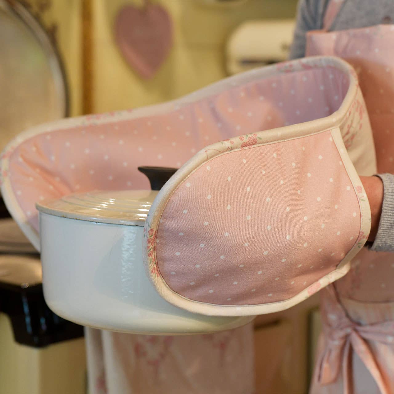 Vero's World - Wholesale Oven Mitt/Pot Holder - DOUBLE ROSE HEART POTHOLDER0