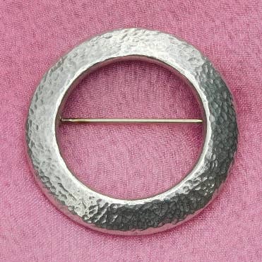 Broche en étain Beaten Circle. Moulé à la main par William Sturt pour la vente par William Sturt Fine Pewter