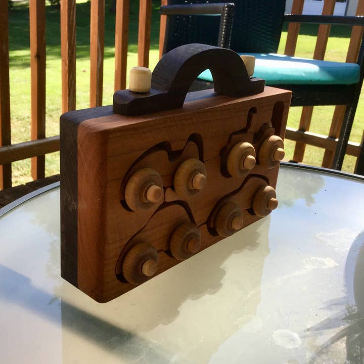 Baldwin Toy Co. – Großhandel Spielzeugauto – Kinder – 4er-Set Spielzeugautos aus Walnuss- und hellem Holz mit Tragekoffer6