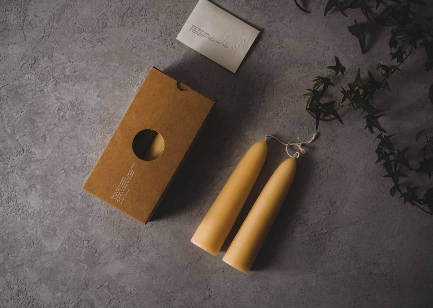 Skär Organics - Vendita all'ingrosso Candele cilindriche/candelieri - Candela Corta a Taper di Cera d’Api Biologica (Grande) [Scatola]3