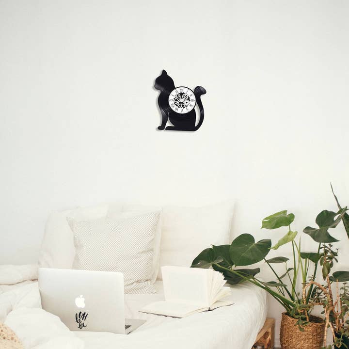 L'atelier d'Ombeline - Wholesale Wall Clock - Cat alone themed 33-turn vinyl record clock3
