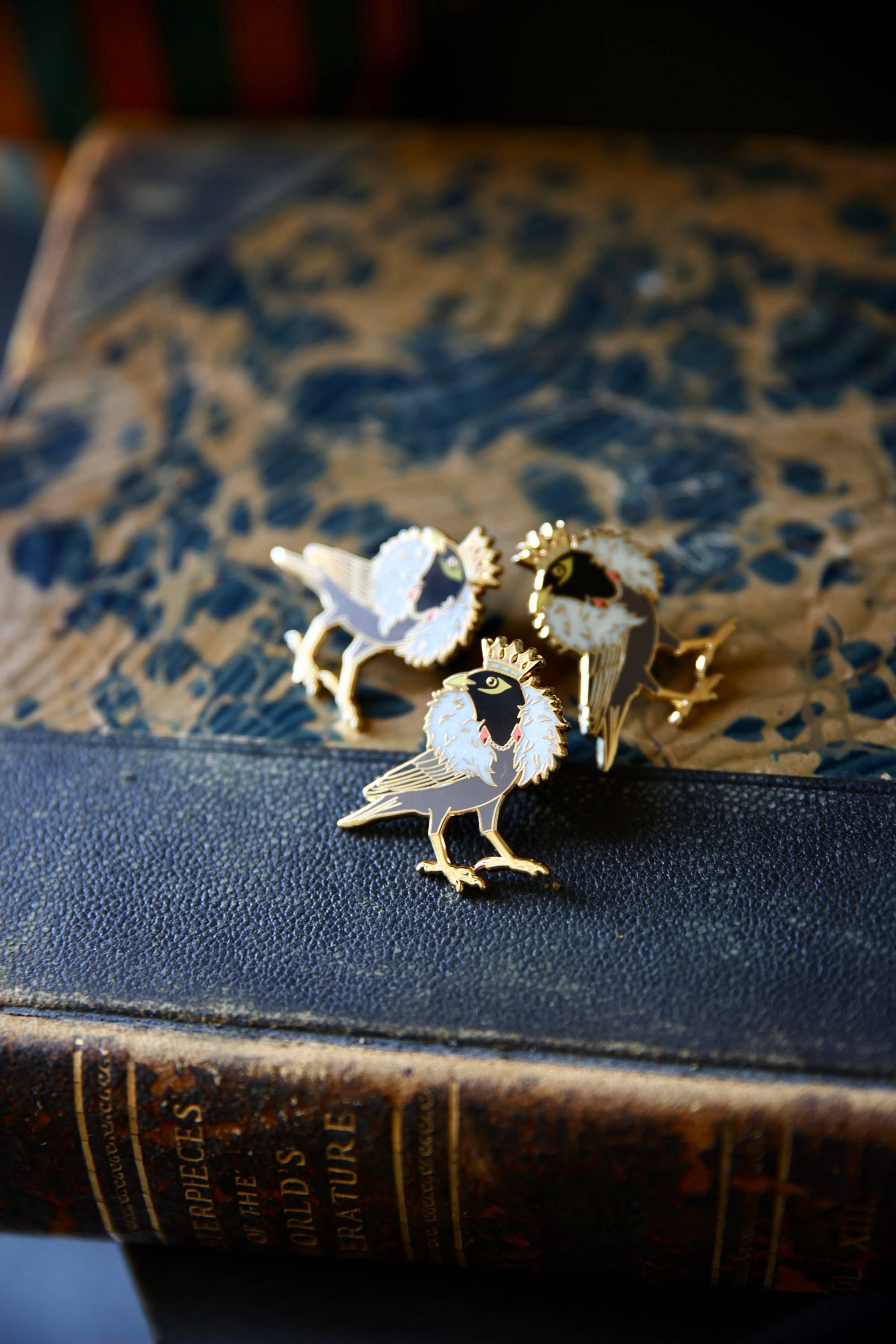 The High-End Collective - Wholesale Reversspeld/knoop - King Mynah emaille pin1