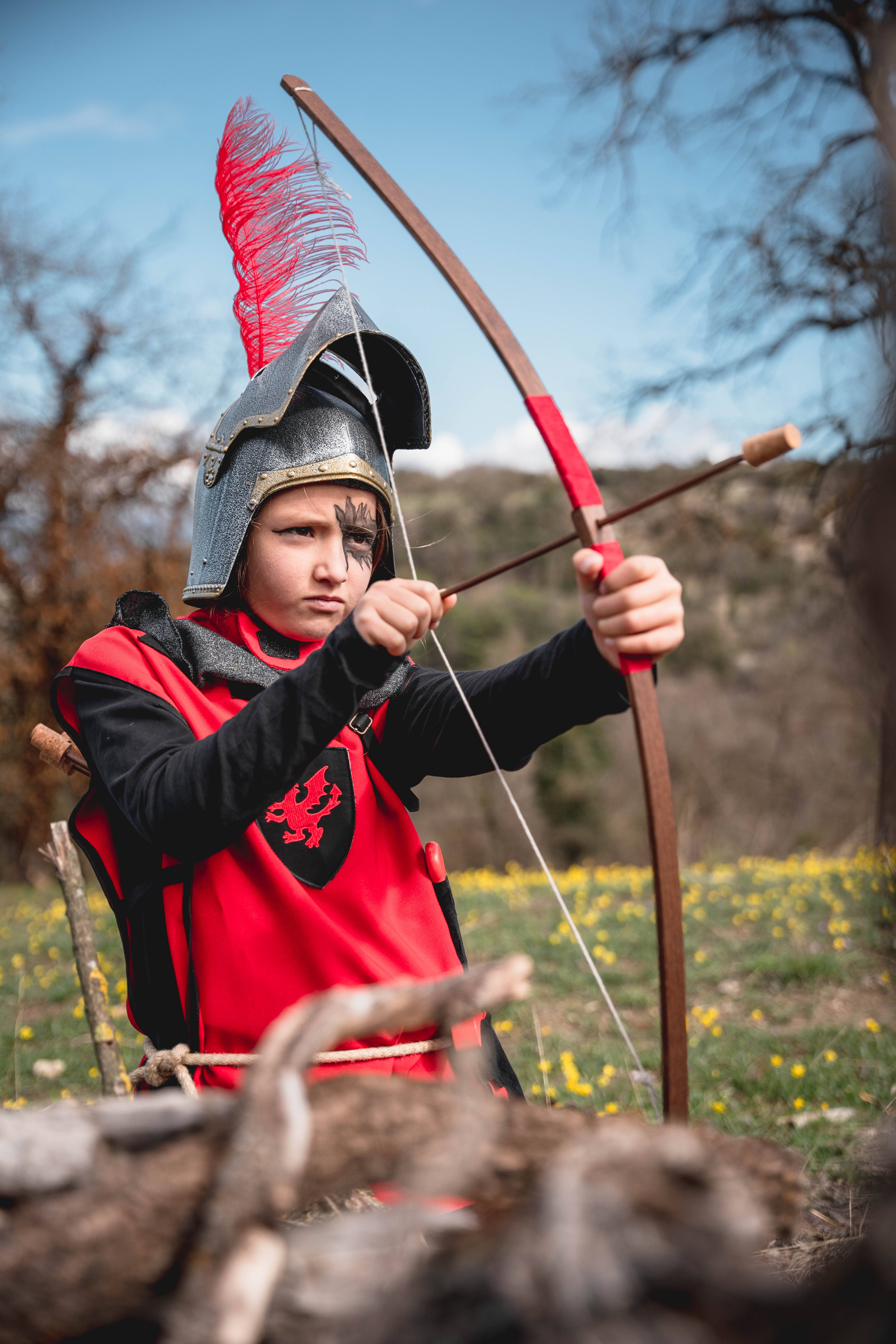 KALID MEDIEVAL – Großhandel Holzspielzeug – Kinder – Rustikaler Holzbogen mit Wildledergriff S und 3 Holzpfeilen mit Korkspitze - ST454F10