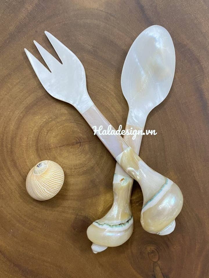 Fourchette et cuillère Turbo Shell gravées sur mesure, longueur = 16 cm pour la vente par Hala Design