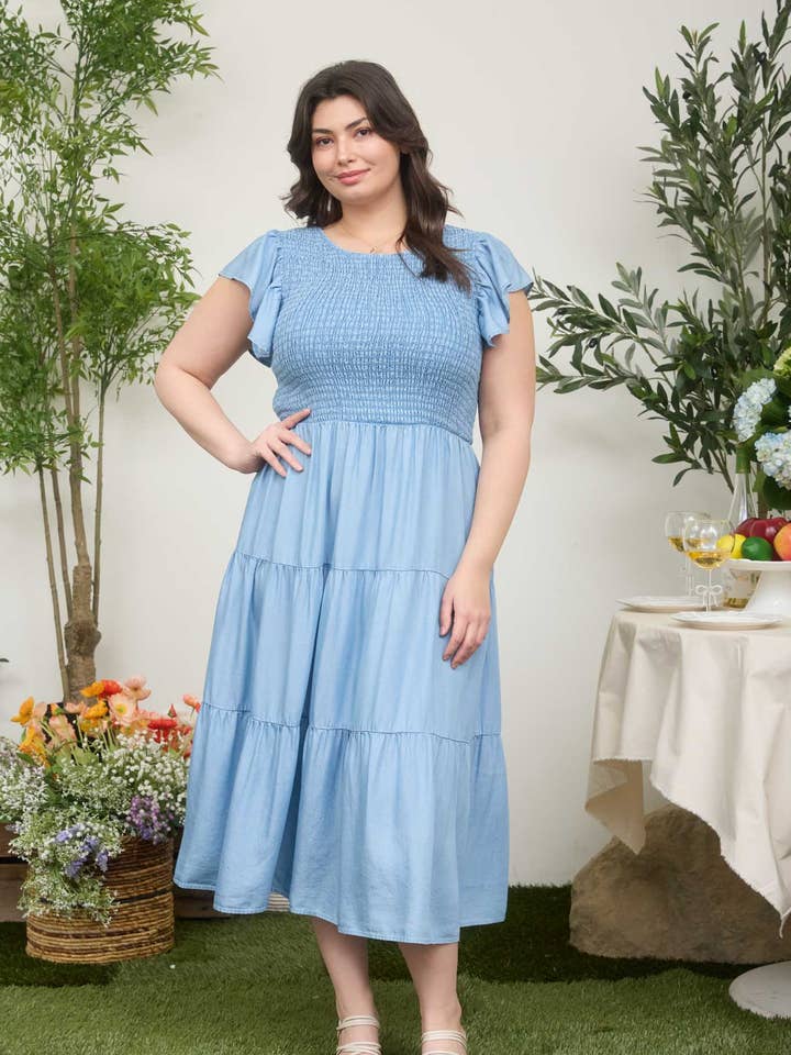 ROBE MIDI À ÉTAGES FUMÉE EN CHAMBRAY PLUS pour la vente par Blu Pepper