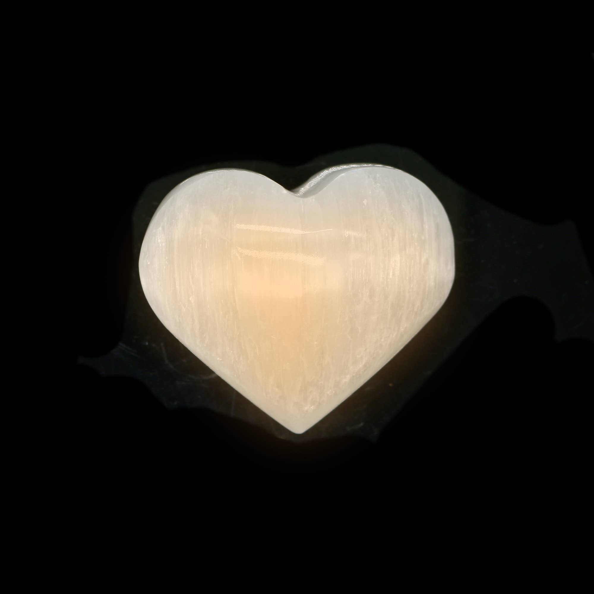 Designs by Deekay Inc. - Vente Pierre et cristal de spiritualité - Poufs en sélénite en forme de cœur (3)1