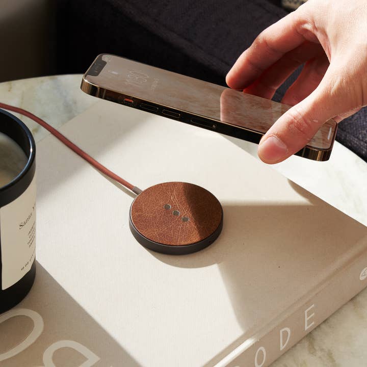 Courant - Wholesale Charging Dock - MAG:1 - Classics Leather Wireless Charger (Magnetic)