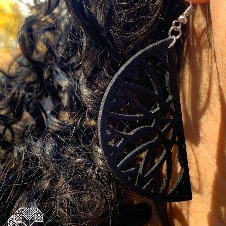 Grande boucle d'oreille Sol Trunco pour la vente par Combinatoria